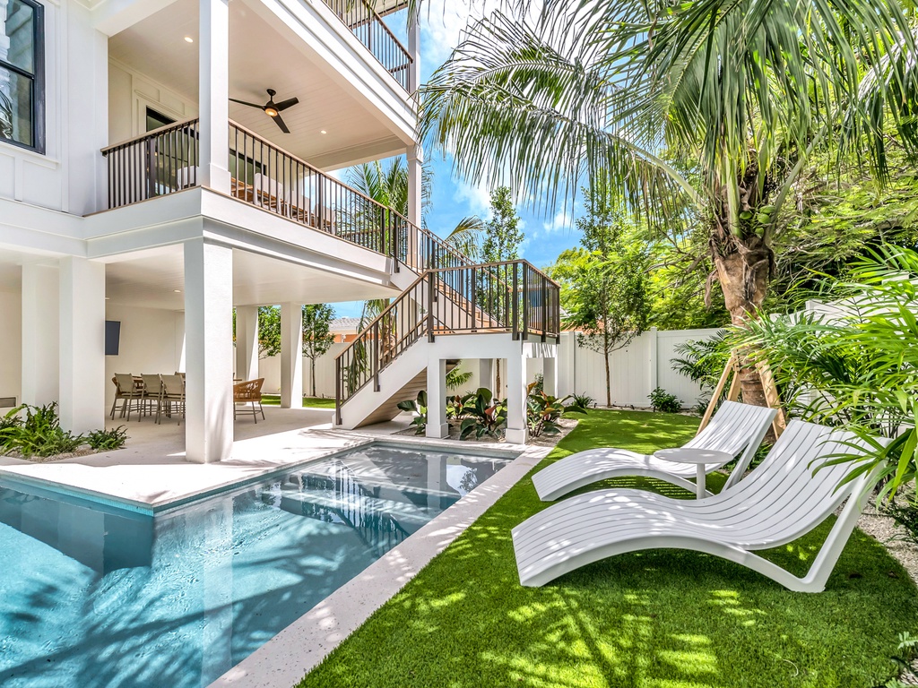 Private Pool and Lounge