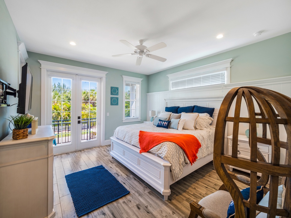 Primary Bedroom (2nd Floor), King bed