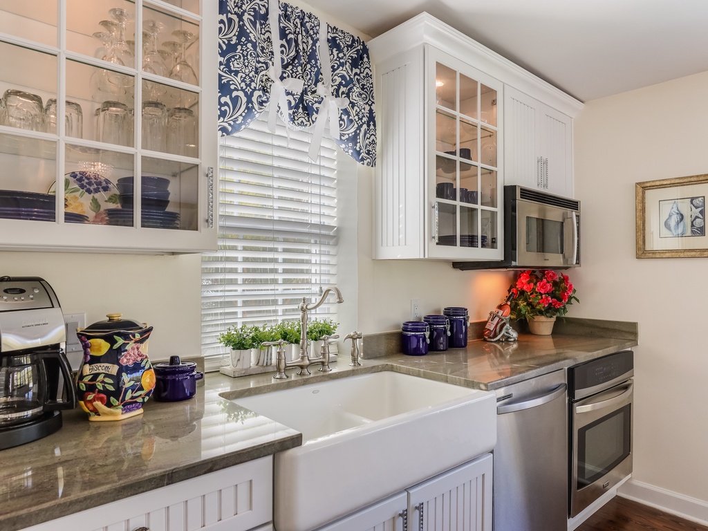 Kitchen with Farmhouse Sink