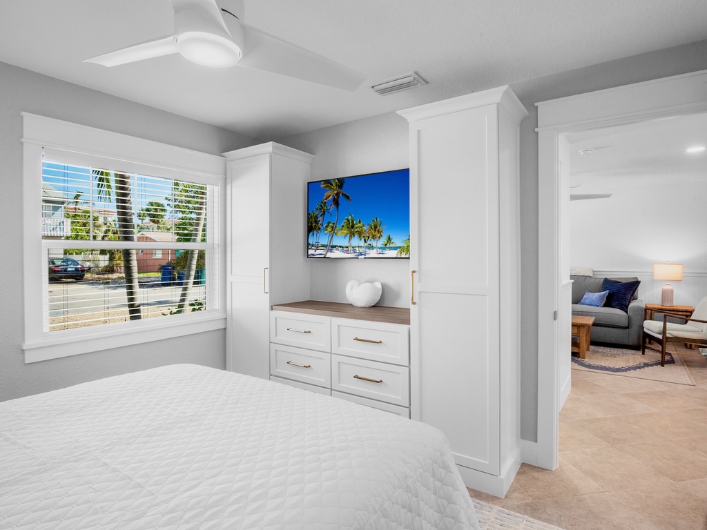 Second Bedroom, Queen