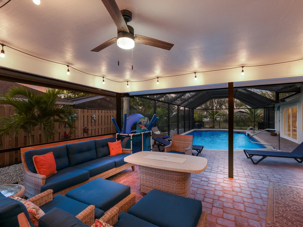 Lounge with Cushions