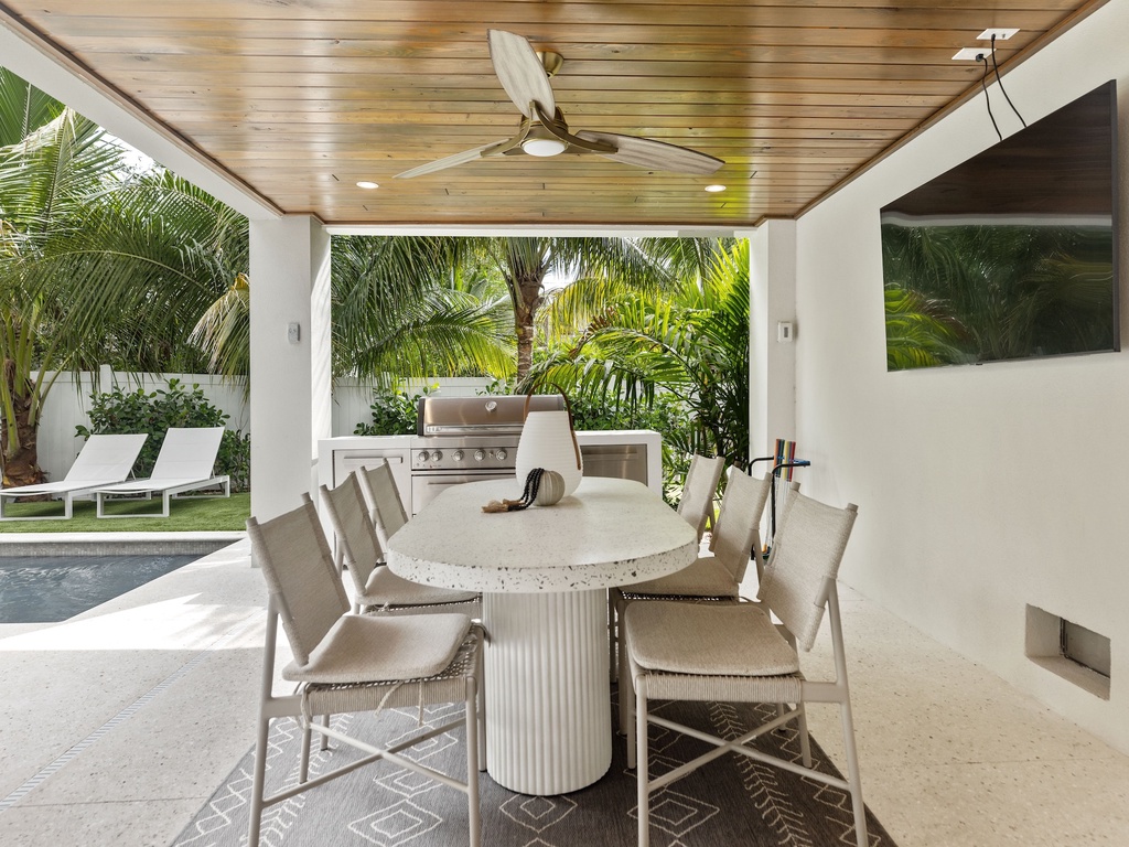 Poolside Dining Area and Grill