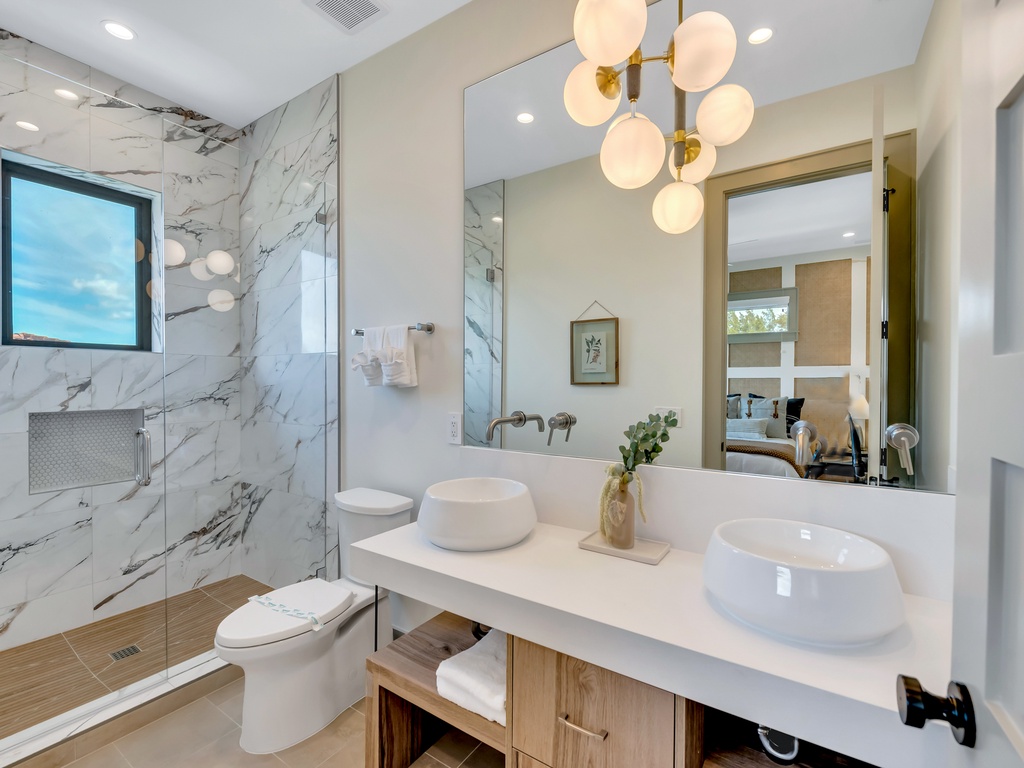 Second En-Suite | Walk-in Shower