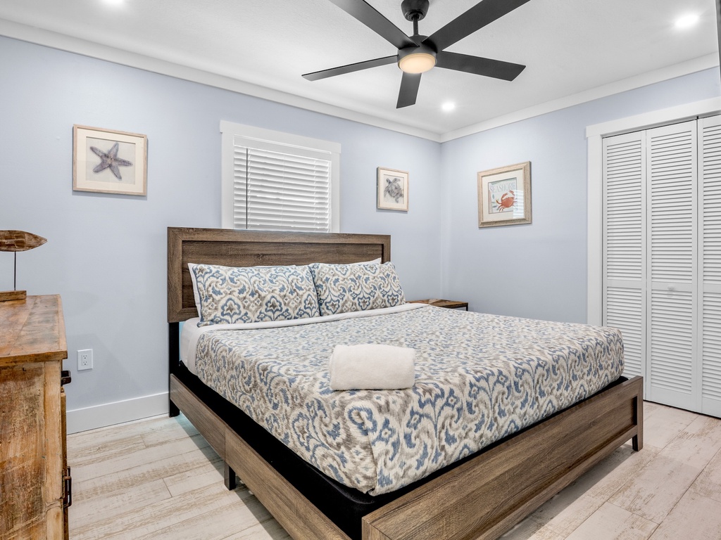 Primary Bedroom, Queen bed