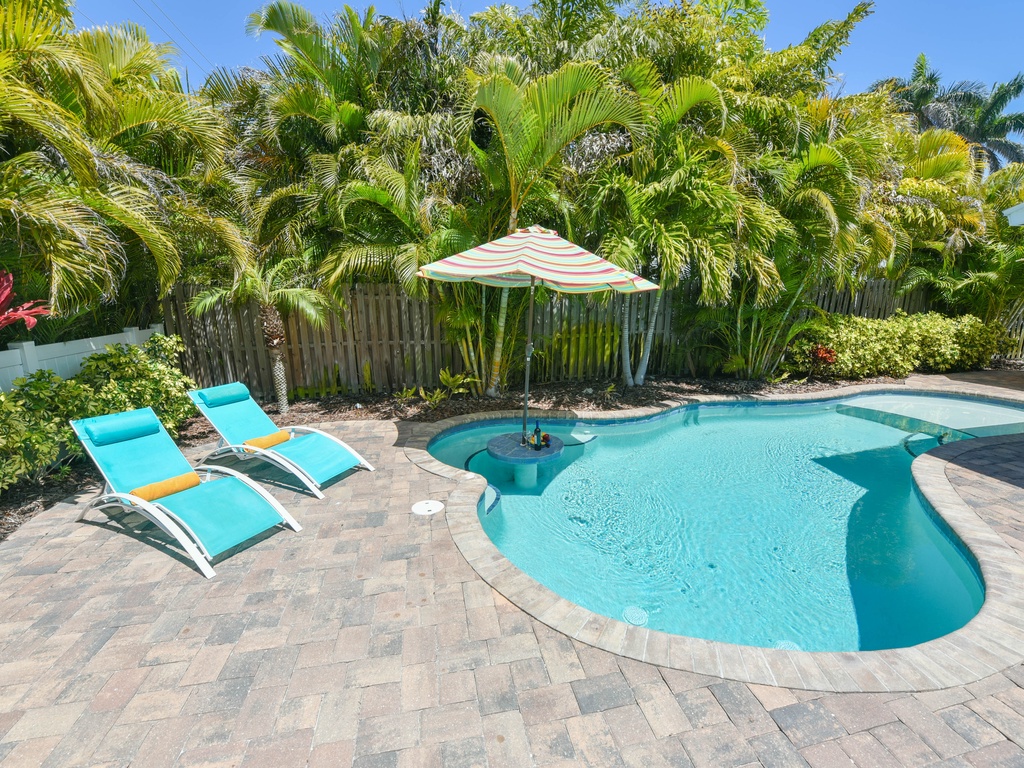 A great spot to sit in the pool and sip on your favorite drink