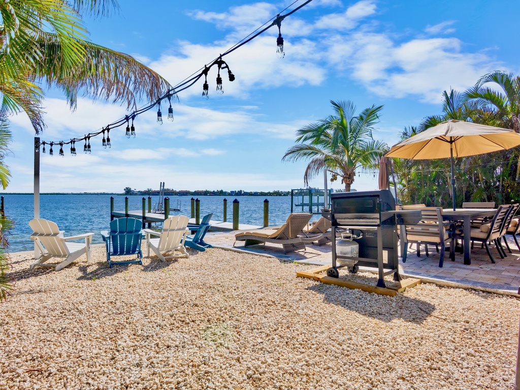 Outdoor Seating, BBQ Grill and Dock Access