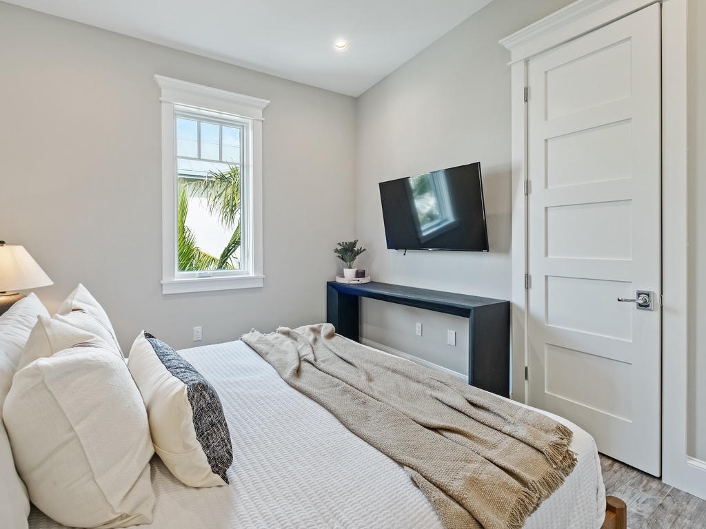 Seventh Bedroom, King