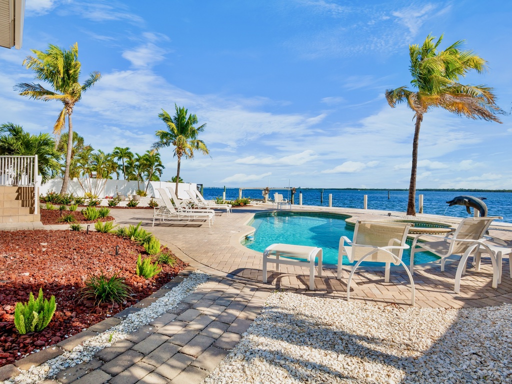 Private pool with relaxing spa