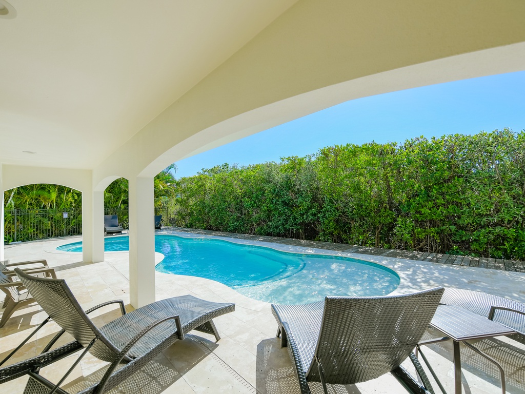 Garden Lounge with Seating