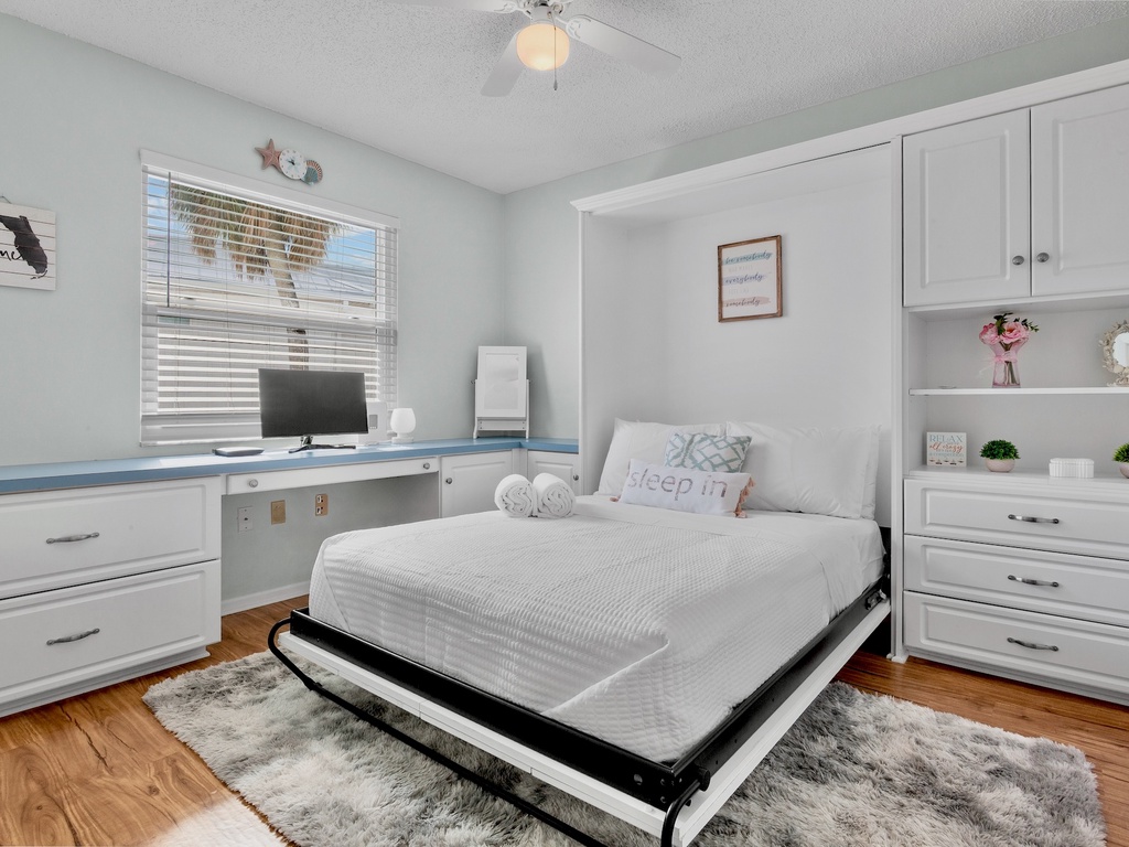 Primary Bedroom, Queen bed
