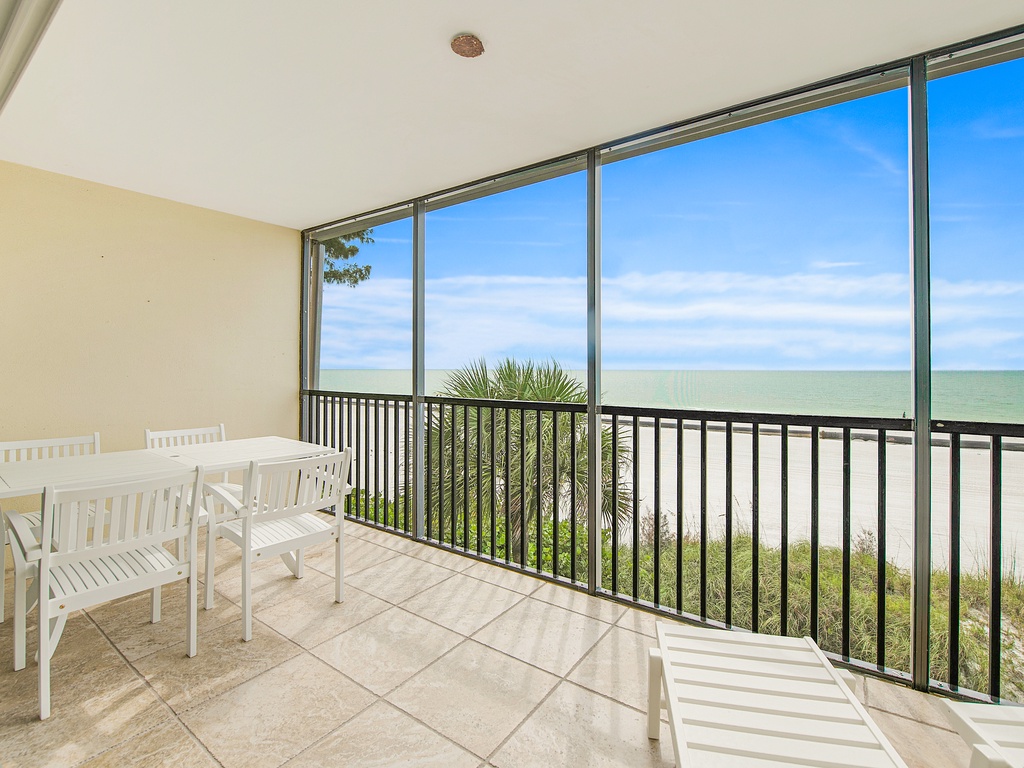 Screened-in Balcony - Lounge and Dining