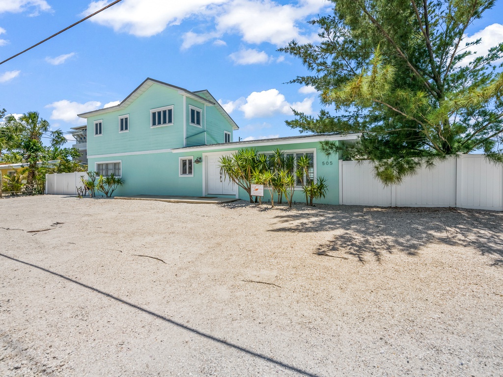 House exterior by Sea Esta