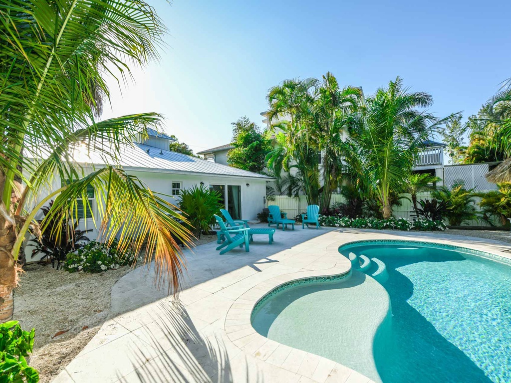 Pool and lounge - Walking on Sunshine by AMI Locals