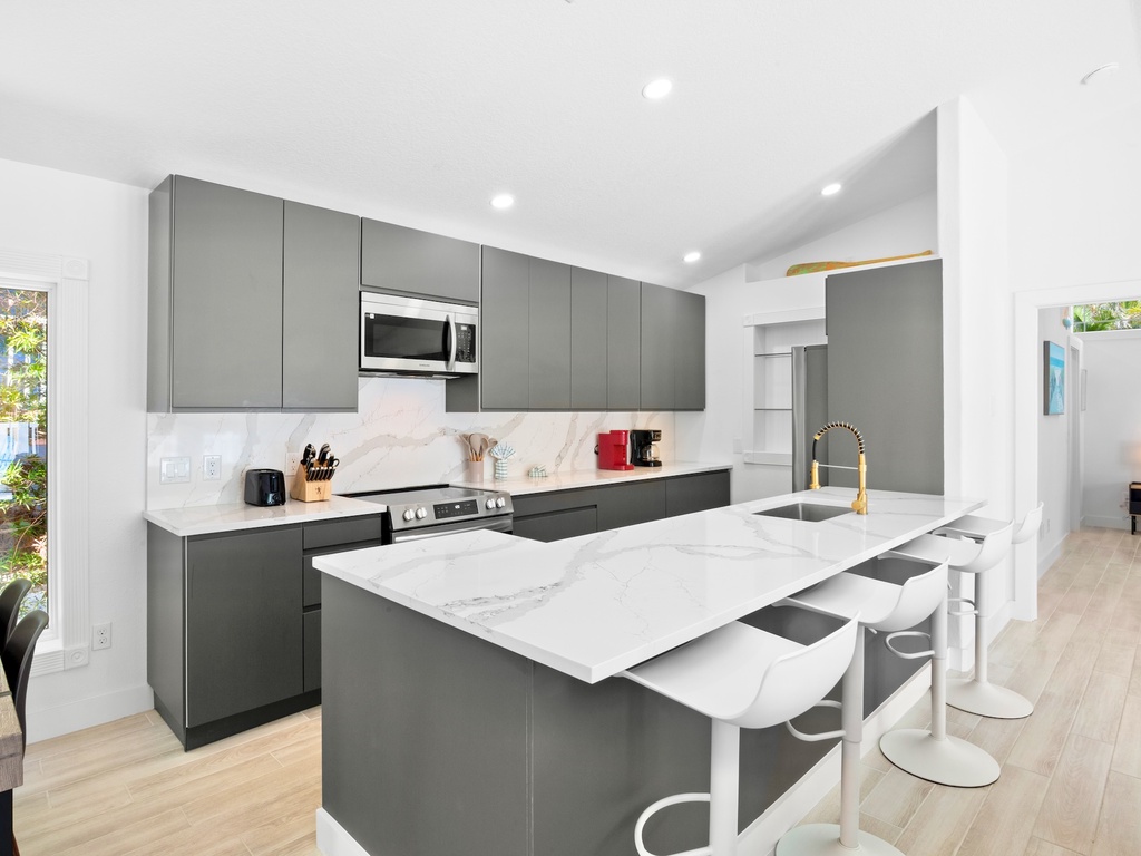 Fully Equipped Kitchen, Breakfast Bar