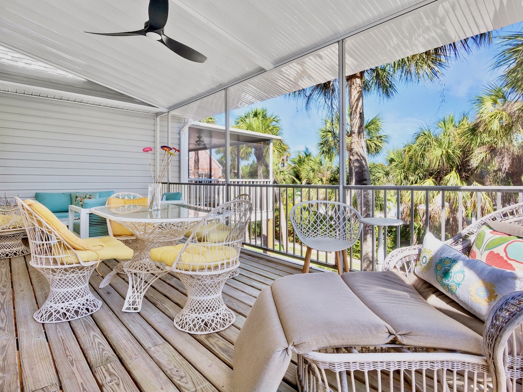 Coastal lanai with dining table and lounge area