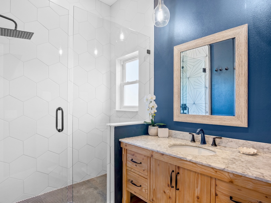 Second Bedroom (2nd floor), Ensuite Bathroom