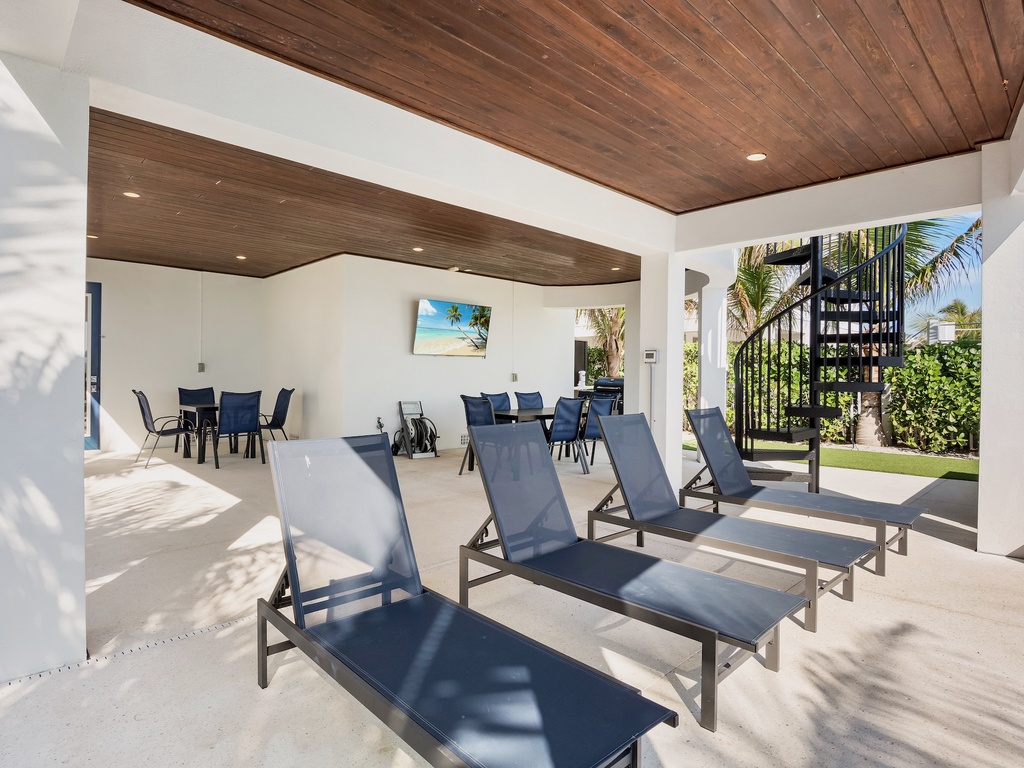 Outdoor Lounge and Dining with TV