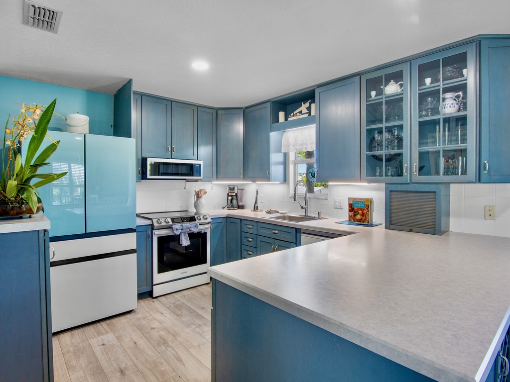Fully equipped modern kitchen