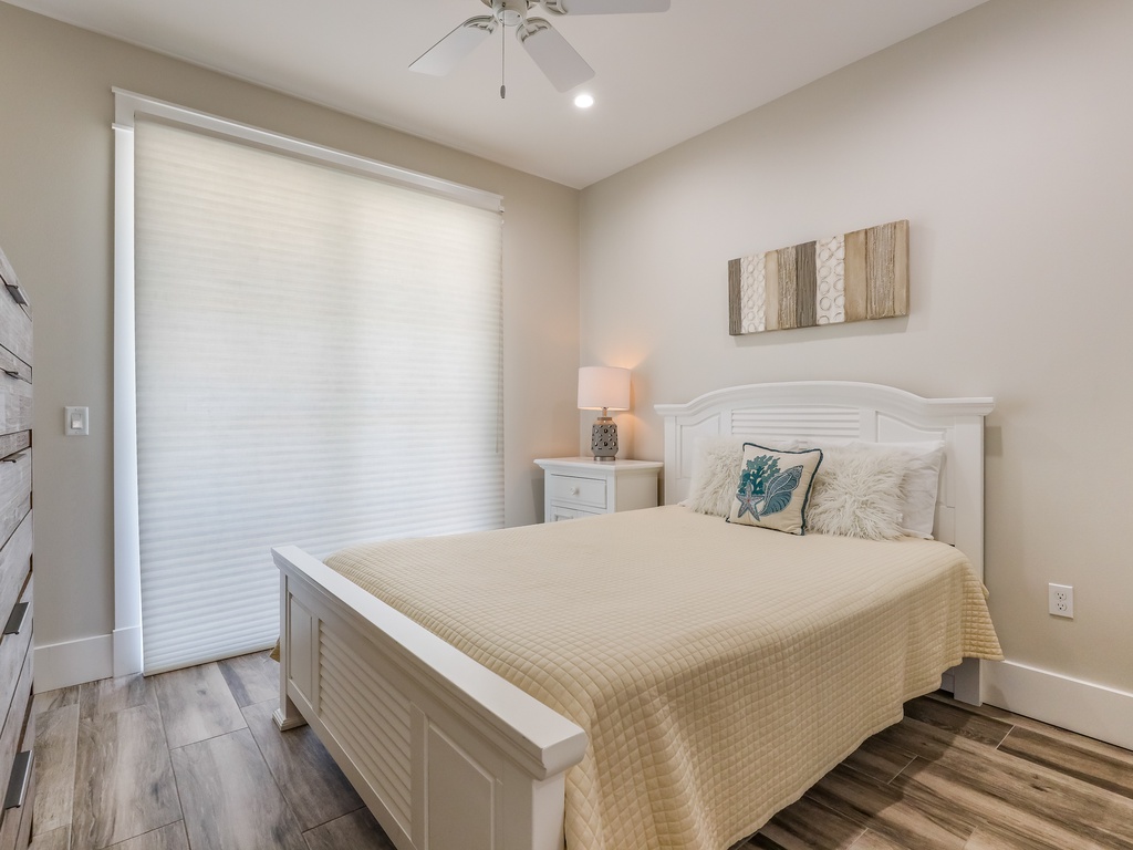 Additional Bedroom - Queen