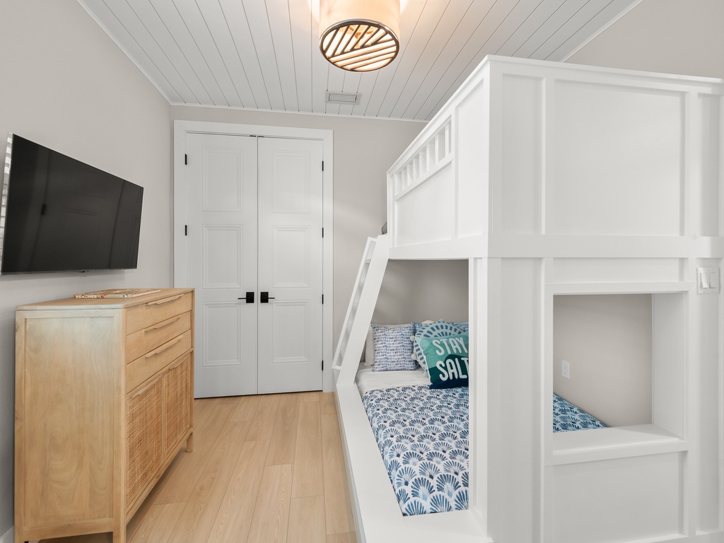 Third Bedroom - Twin / Full Bunk
