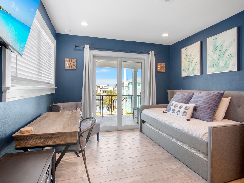 Fourth Bedroom (3rd floor), Twin daybed with Twin trundle