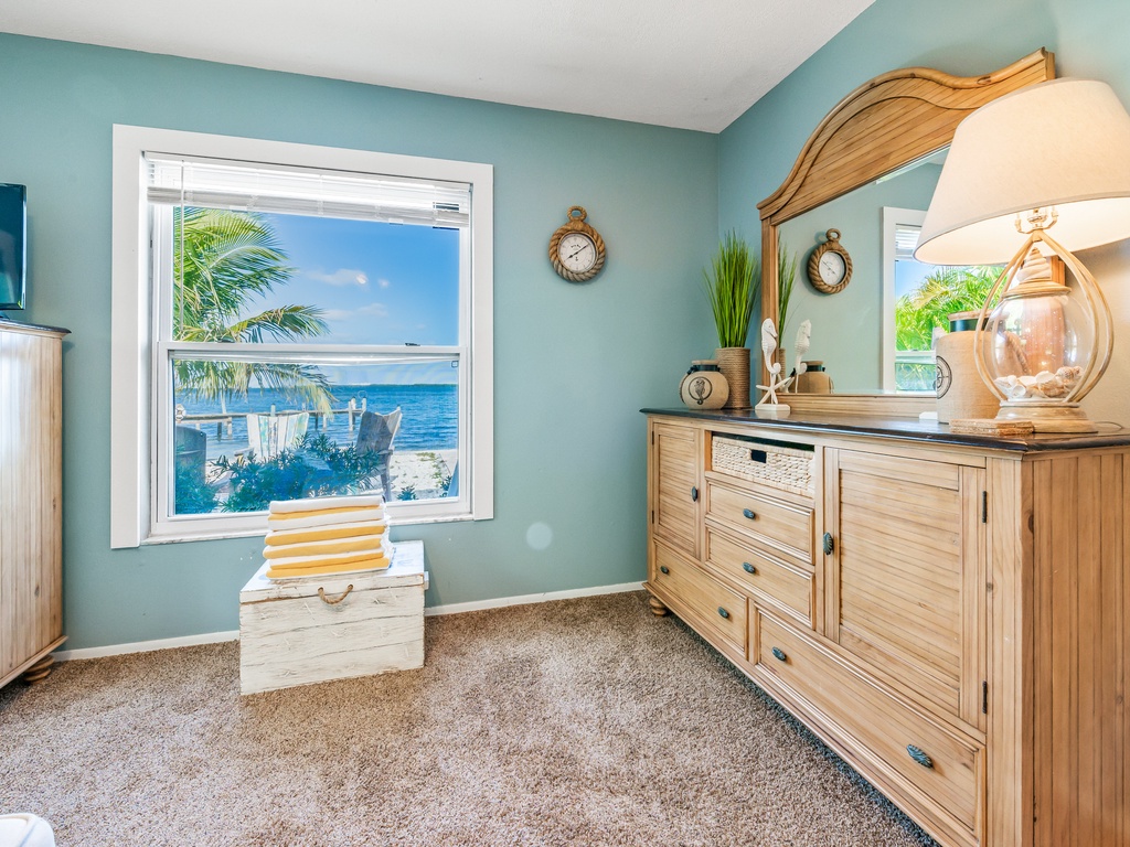 Second Bedroom, Queen