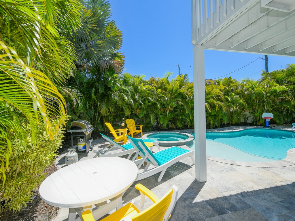 Plenty of Poolside Seating