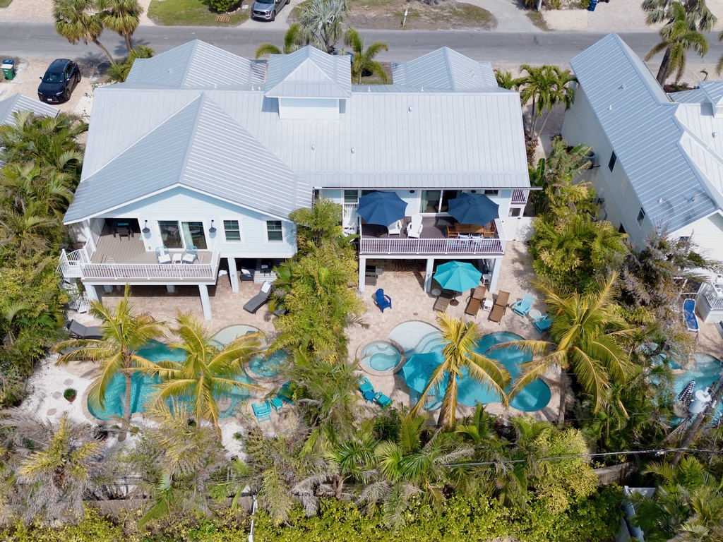 Exterior of Ocean Breeze by Anna Maria Vacations