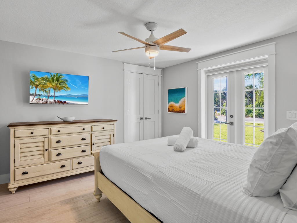 Fourth Bedroom, Queen bed