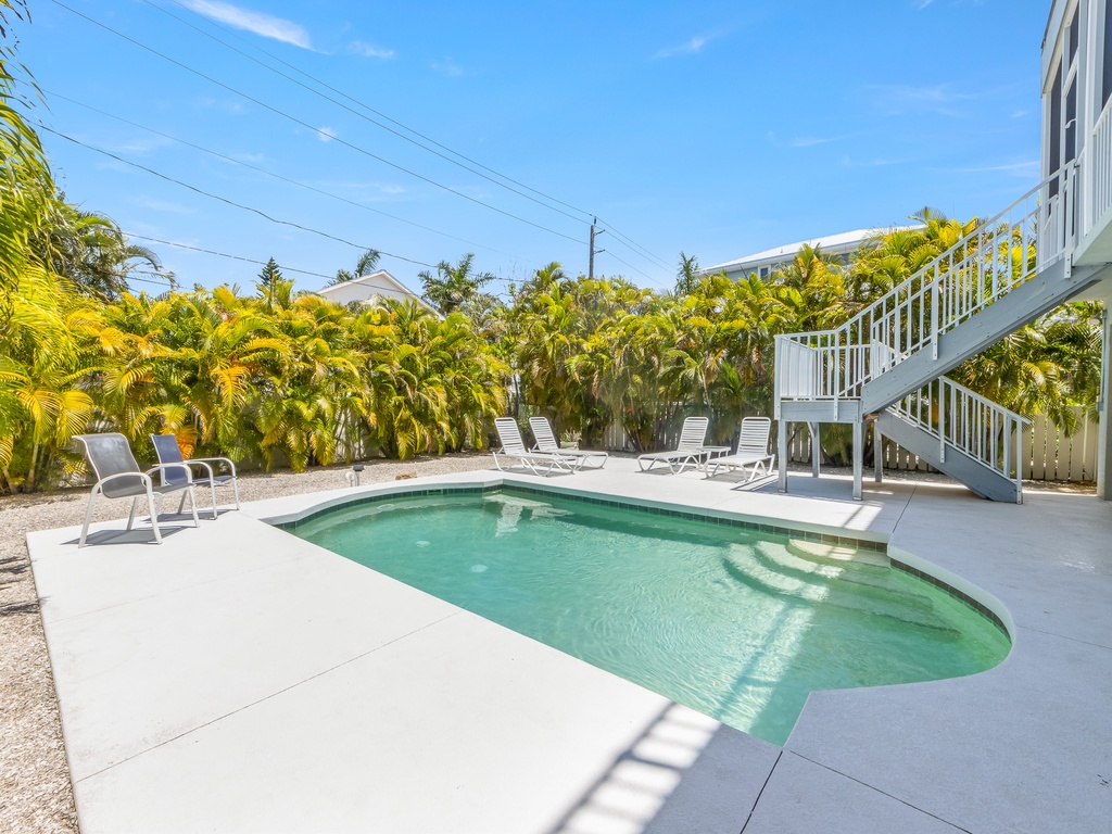Private Pool and Lounge