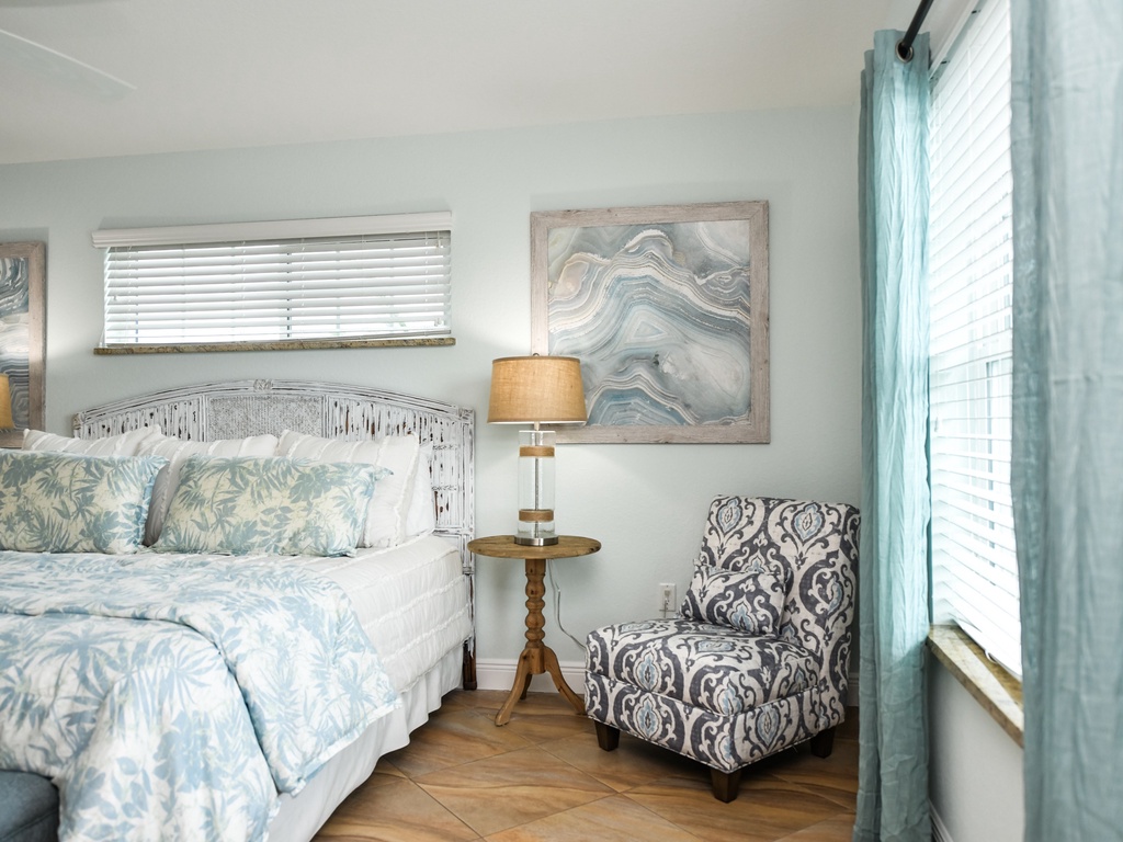 Queen-Bed Guest Room