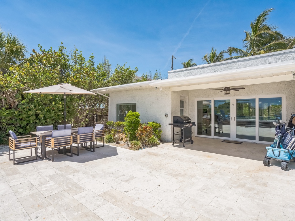 Poolside Dining, Outdoor Grill