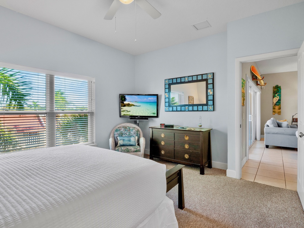 Primary Bedroom, Queen bed