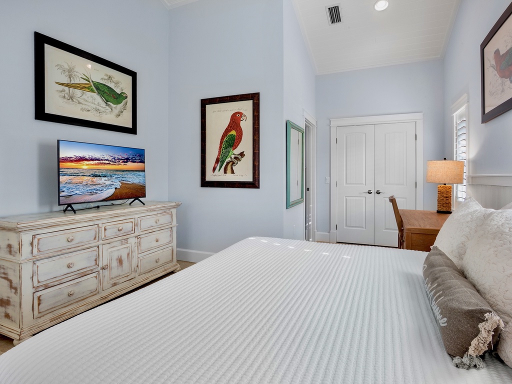 Second Bedroom, Queen bed