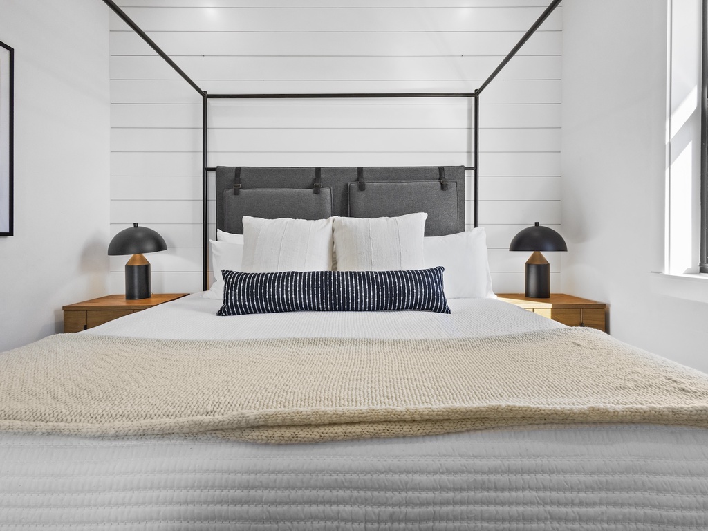 Seventh Bedroom, King