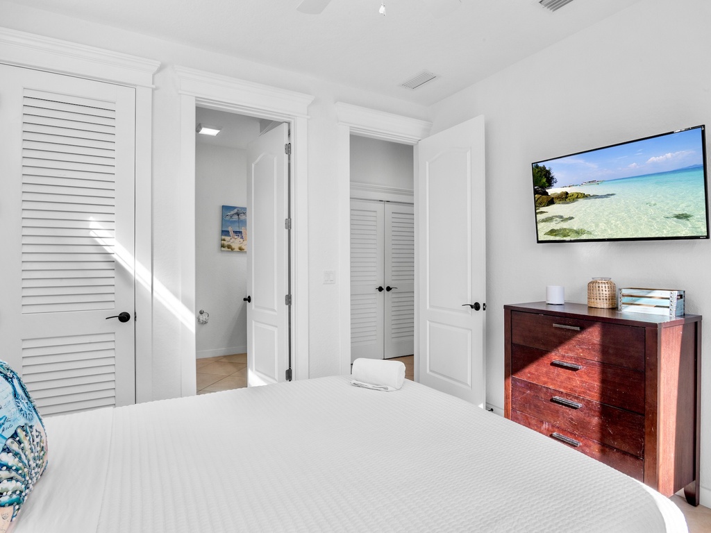 Fifth Bedroom, Queen