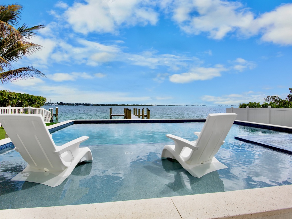 Private poo with submerged loungers