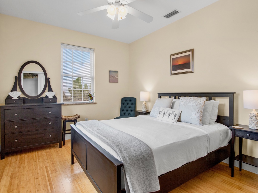 Third Bedroom, Queen