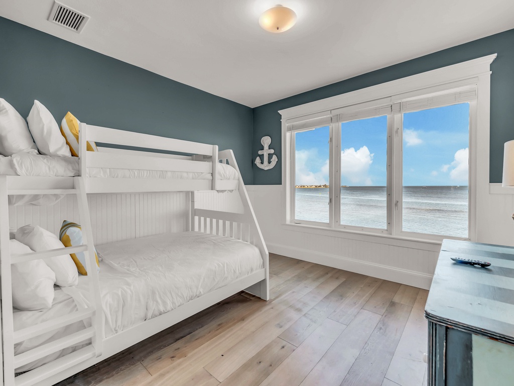 Fifth Bedroom, Twin/Full Bunk