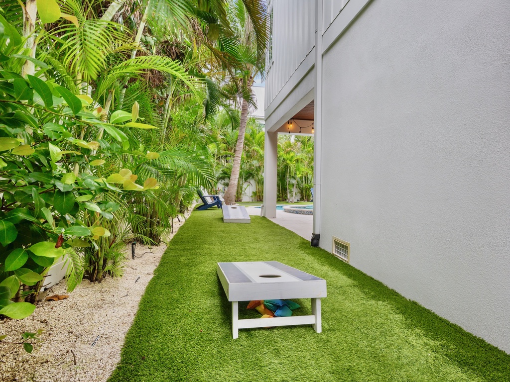 Backyard cornhole