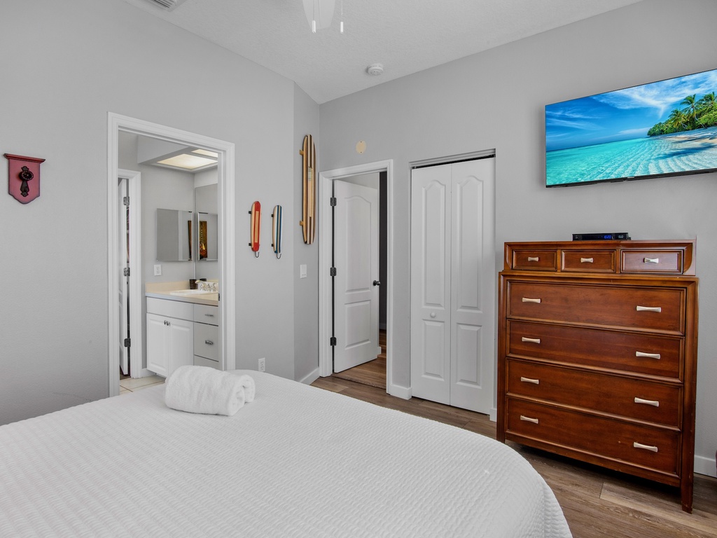 Third Bedroom, Queen