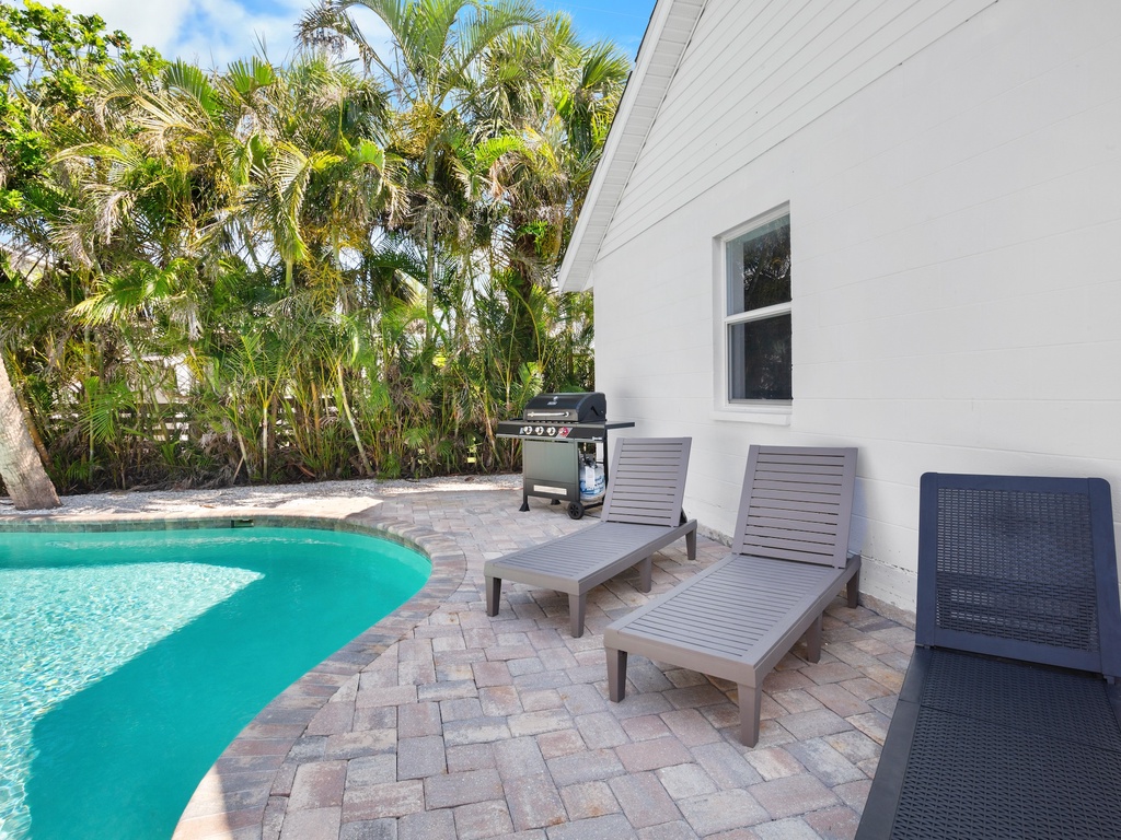 Poolside Loungers - Outdoor Grill