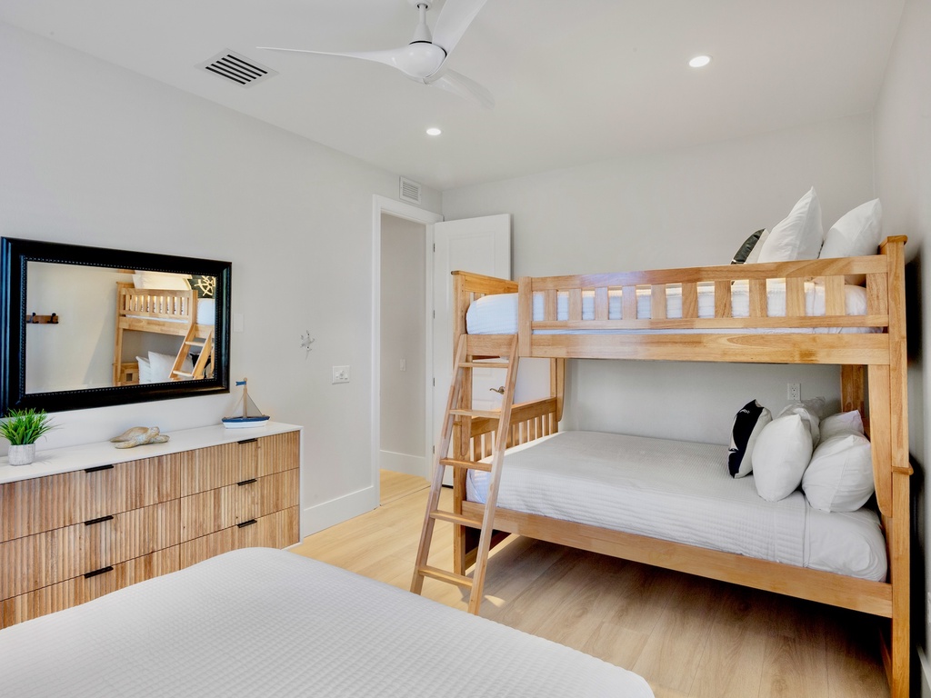 Third Bedroom, Queen, Two Full Beds