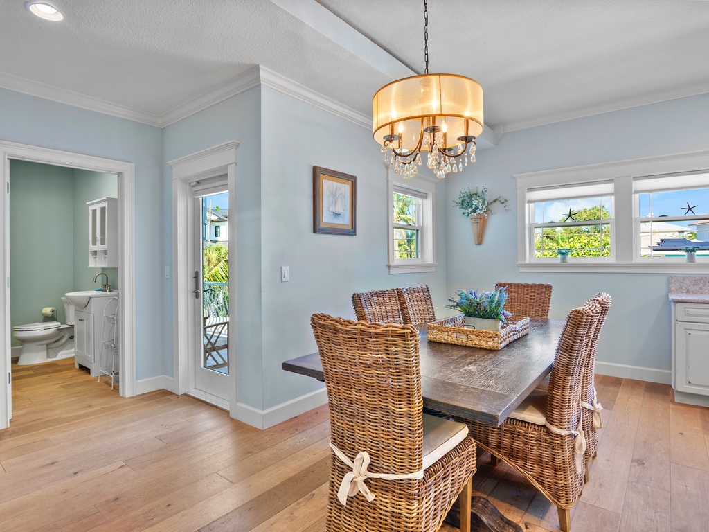 Indoor dining for six people