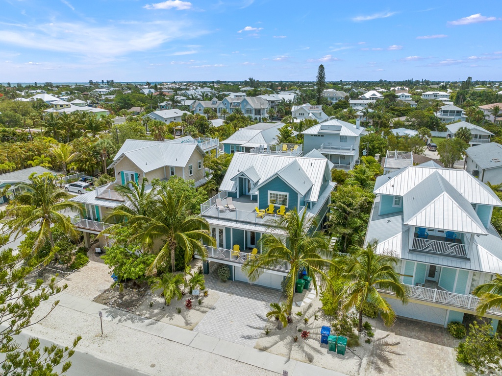 Exterior of Tahiti Bay - By AMI Locals