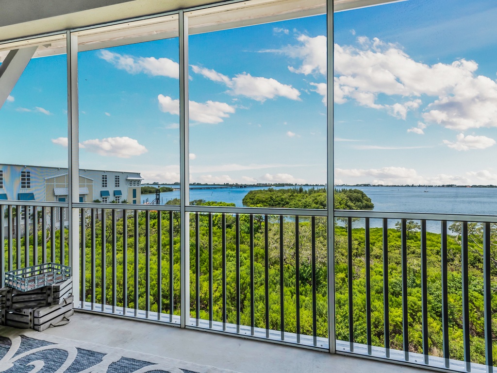 Private Balcony - Bay Views