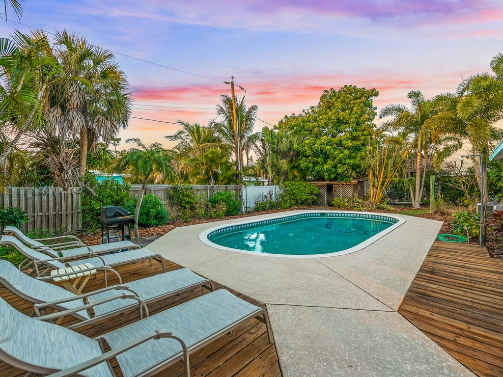 Private Pool and Lounge
