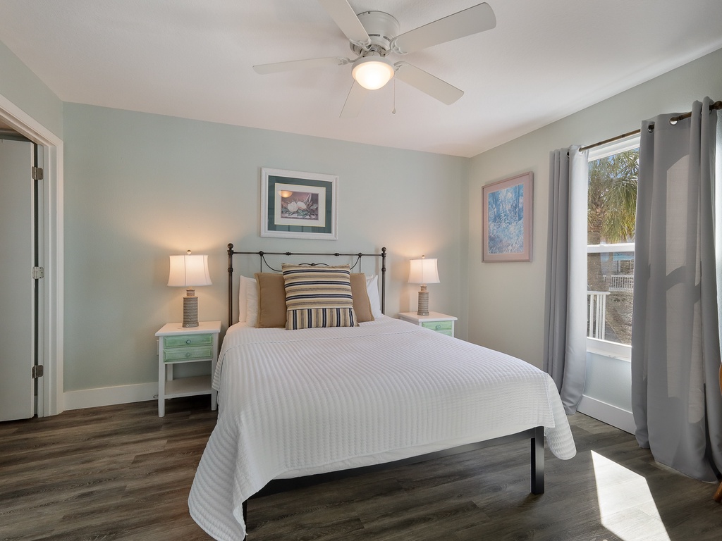 Primary Bedroom - Queen