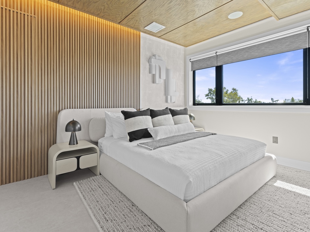 Primary Suite, King bed