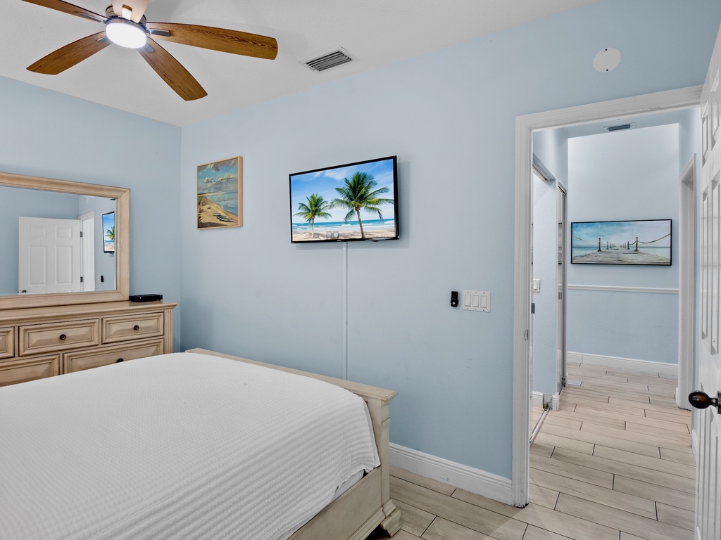 Second Bedroom, Queen